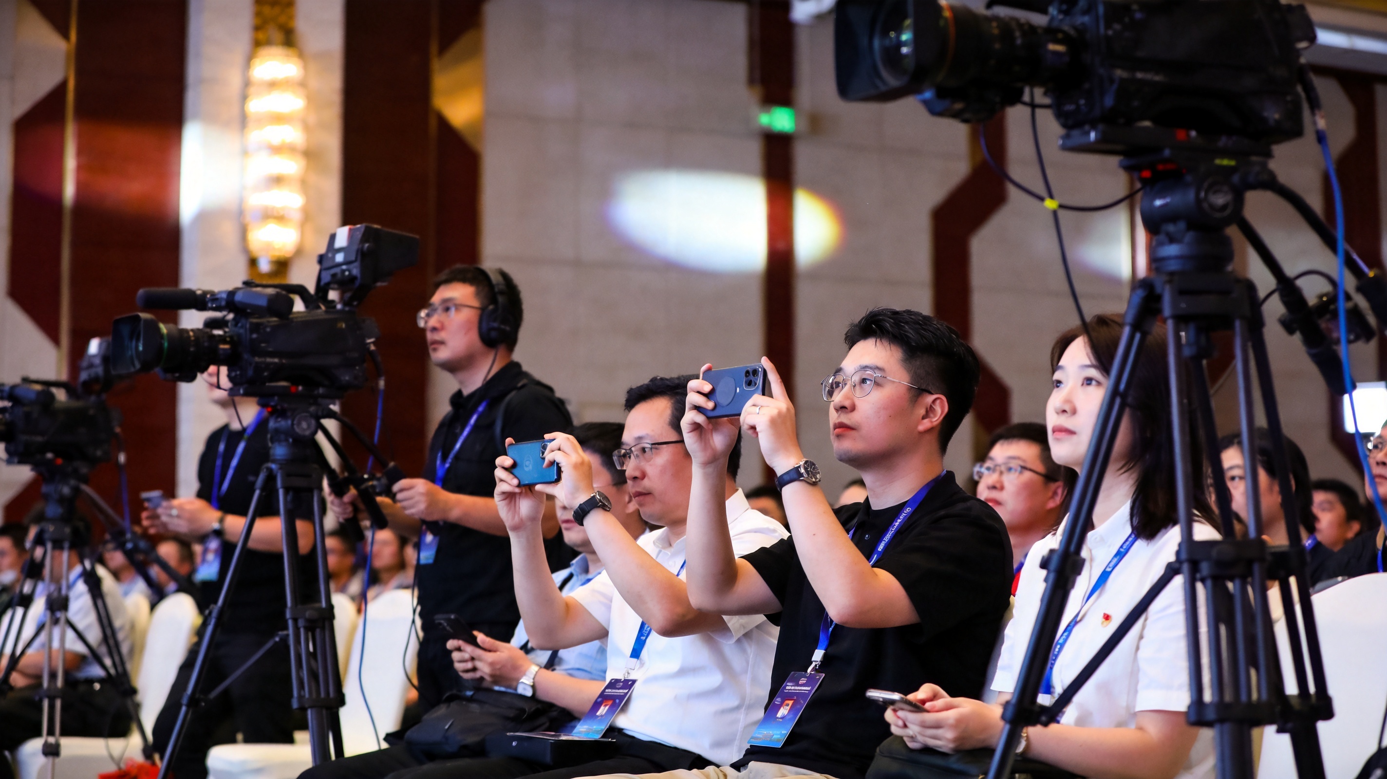 太阳成集团tyc234cc直播画面展示比分弹窗、控球率图表和实时赛况